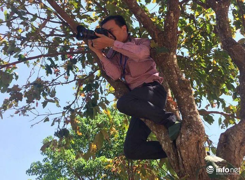 Những khoảnh khắc tác nghiệp thú vị của phóng viên ảnh - ảnh 13