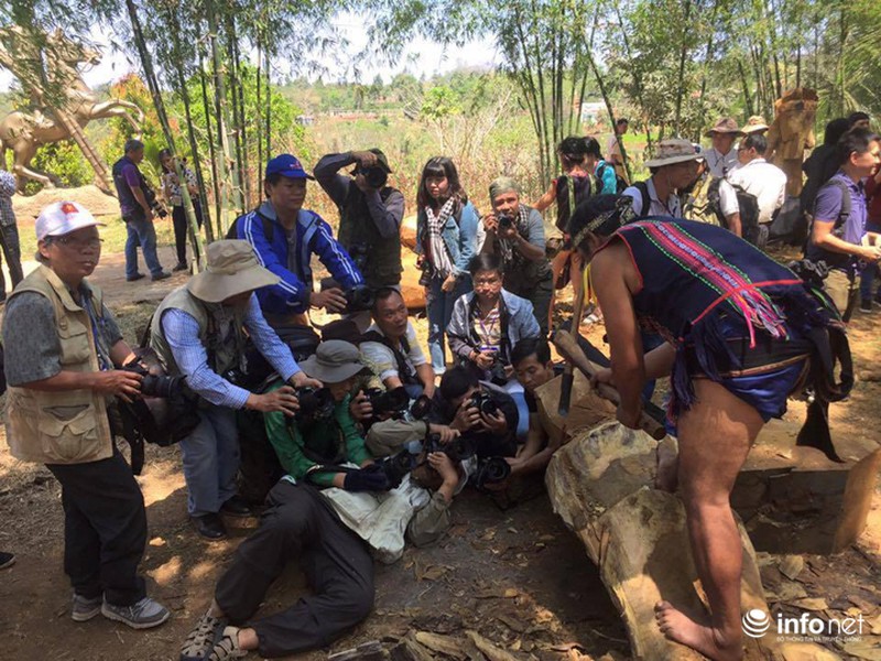 Những khoảnh khắc tác nghiệp thú vị của phóng viên ảnh - ảnh 14