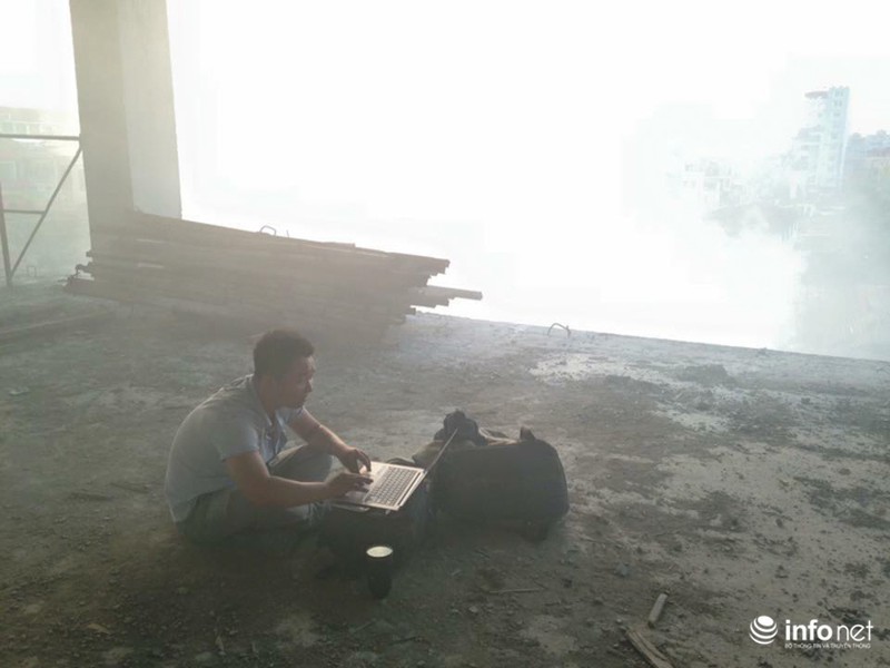 Những khoảnh khắc tác nghiệp thú vị của phóng viên ảnh - ảnh 16