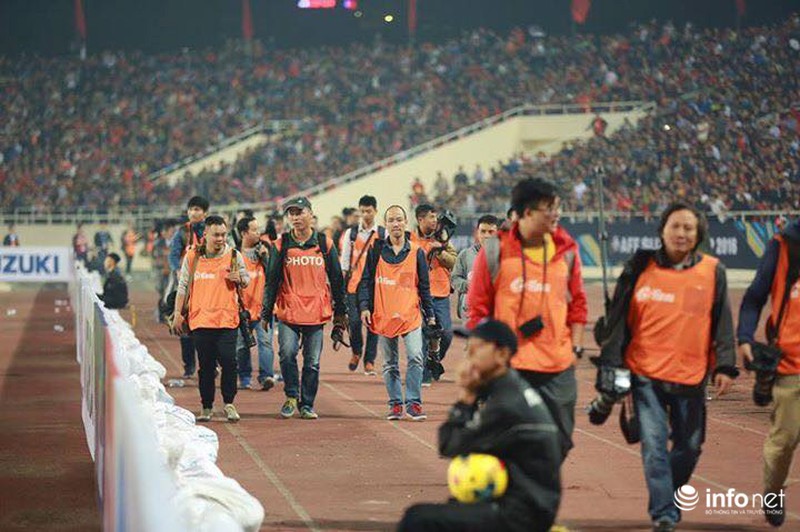 Những khoảnh khắc tác nghiệp thú vị của phóng viên ảnh - ảnh 1