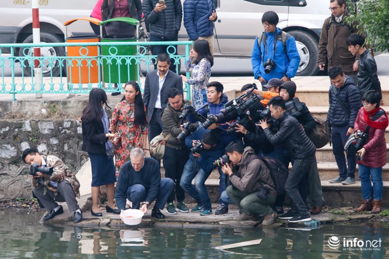 Những khoảnh khắc tác nghiệp thú vị của phóng viên ảnh - ảnh 3