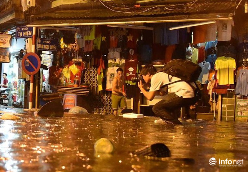 Những khoảnh khắc tác nghiệp thú vị của phóng viên ảnh - ảnh 5