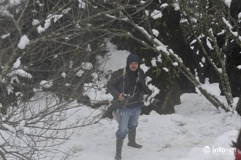 Những khoảnh khắc tác nghiệp thú vị của phóng viên ảnh - ảnh 6