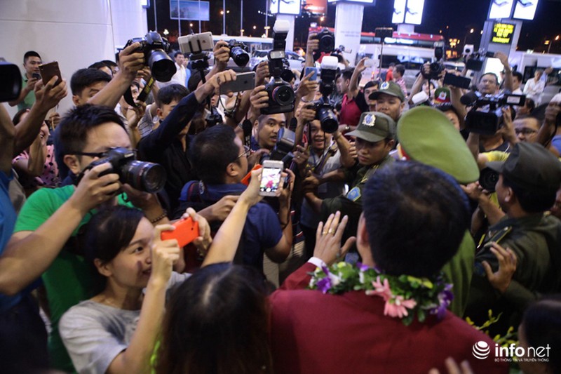 Những khoảnh khắc tác nghiệp thú vị của phóng viên ảnh - ảnh 9