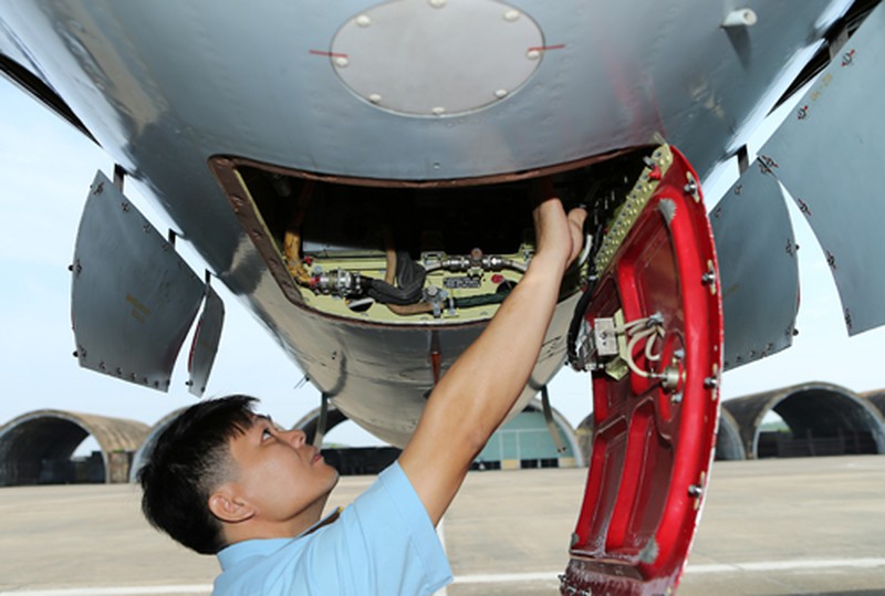 Toàn cảnh tiêm kích đa năng SU-30MK2 trên không phận phía Nam - ảnh 3
