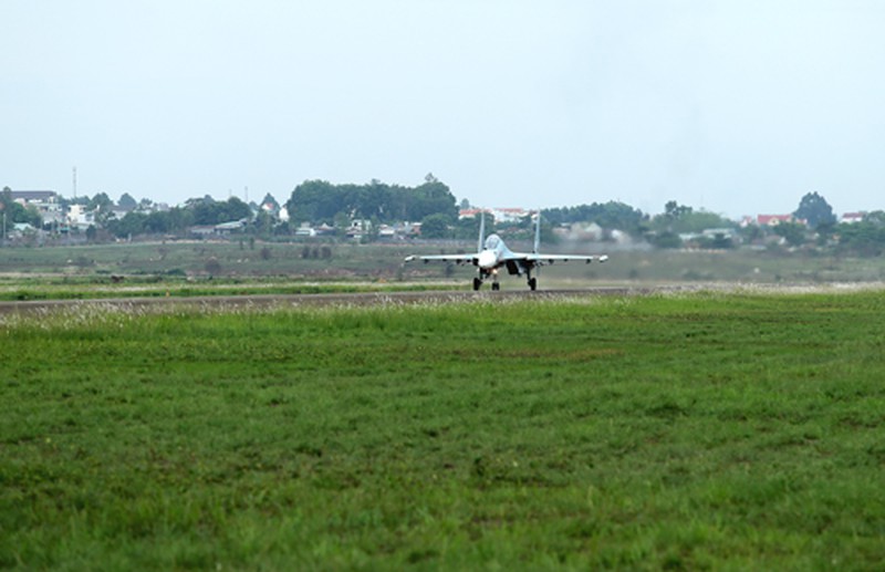 Toàn cảnh tiêm kích đa năng SU-30MK2 trên không phận phía Nam - ảnh 9
