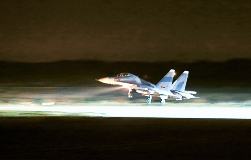 Toàn cảnh tiêm kích đa năng SU-30MK2 trên không phận phía Nam - ảnh 16