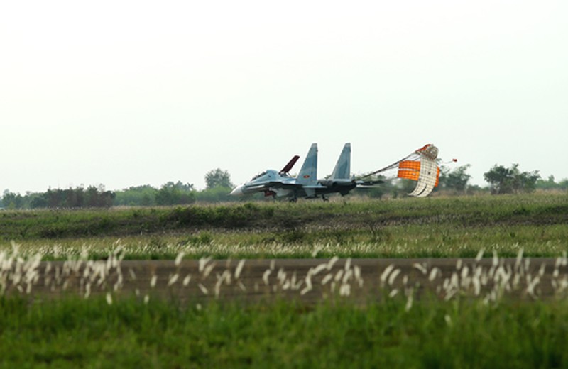 Toàn cảnh tiêm kích đa năng SU-30MK2 trên không phận phía Nam - ảnh 17