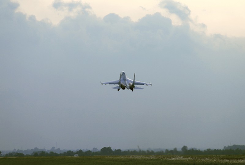 Toàn cảnh tiêm kích đa năng SU-30MK2 trên không phận phía Nam - ảnh 11