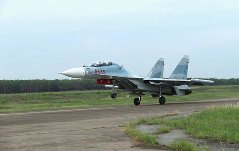 Toàn cảnh tiêm kích đa năng SU-30MK2 trên không phận phía Nam - ảnh 10
