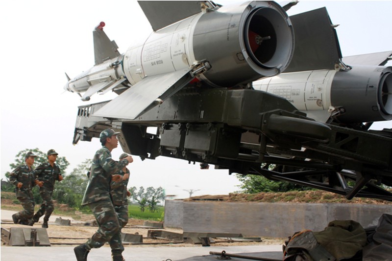 Kíp chiến đấu tên lửa phòng không cải tiến của VN vào trận - ảnh 1