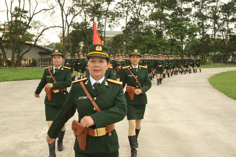 Cận cảnh khối nữ chiến sĩ thông tin, dân quân diễu binh Điện Biên Phủ - ảnh 1