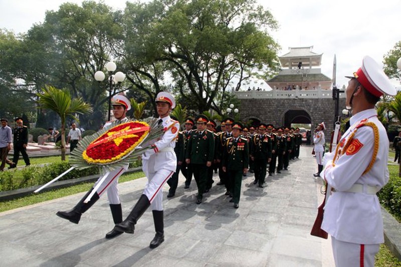 Quân ủy Trung ương dâng hương tại nghĩa trang Liệt sĩ Điện Biên - ảnh 2