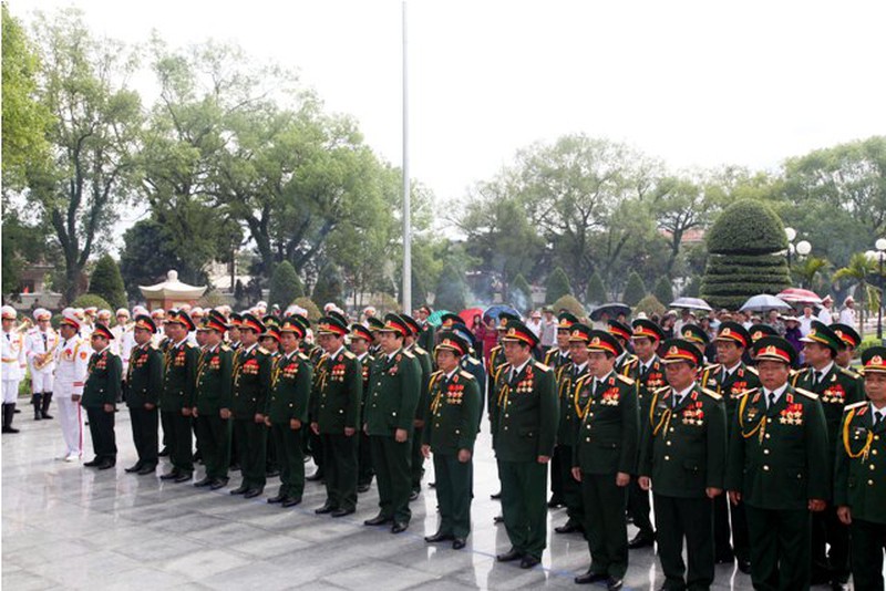 Quân ủy Trung ương dâng hương tại nghĩa trang Liệt sĩ Điện Biên - ảnh 1