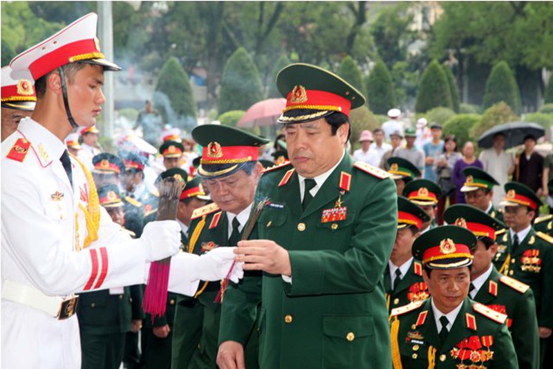 Quân ủy Trung ương dâng hương tại nghĩa trang Liệt sĩ Điện Biên - ảnh 4