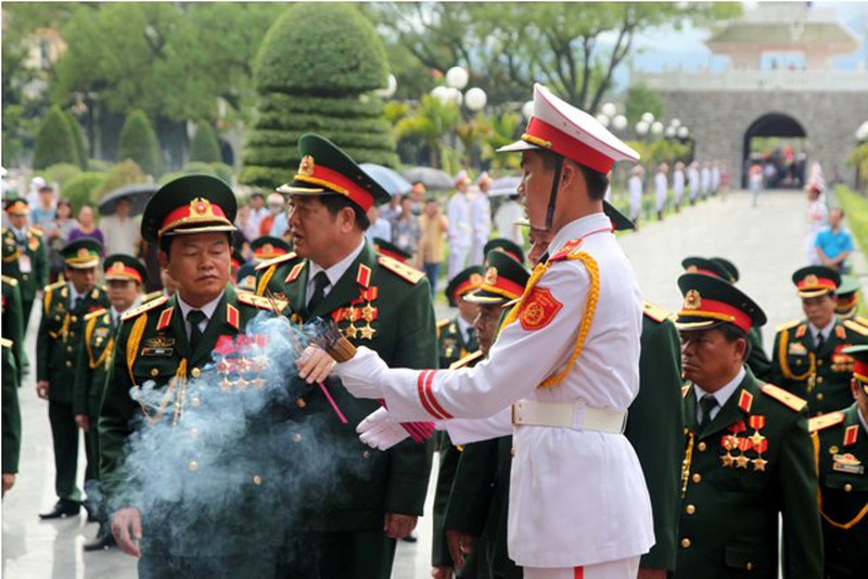 Quân ủy Trung ương dâng hương tại nghĩa trang Liệt sĩ Điện Biên - ảnh 5