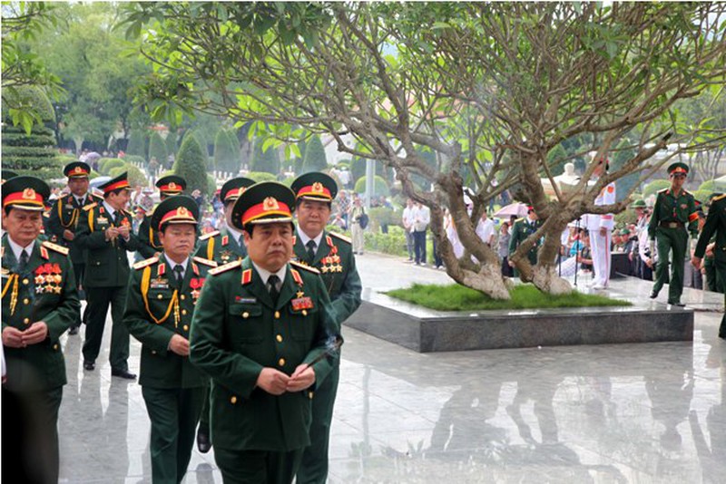 Quân ủy Trung ương dâng hương tại nghĩa trang Liệt sĩ Điện Biên - ảnh 6
