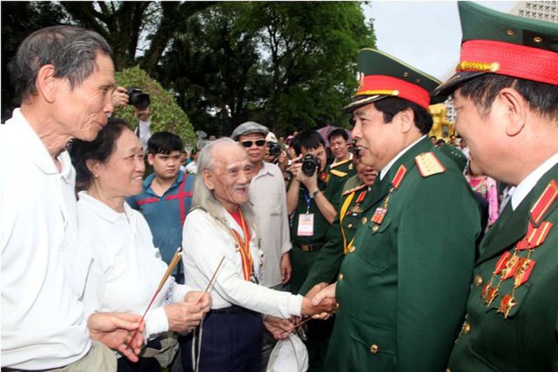 Quân ủy Trung ương dâng hương tại nghĩa trang Liệt sĩ Điện Biên - ảnh 7