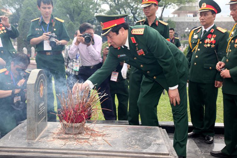 Quân ủy Trung ương dâng hương tại nghĩa trang Liệt sĩ Điện Biên - ảnh 8