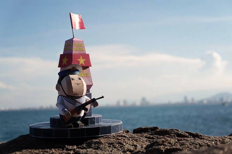 Độc đáo mô hình giấy chiến sĩ QĐND Việt Nam bảo vệ chủ quyền - ảnh 1