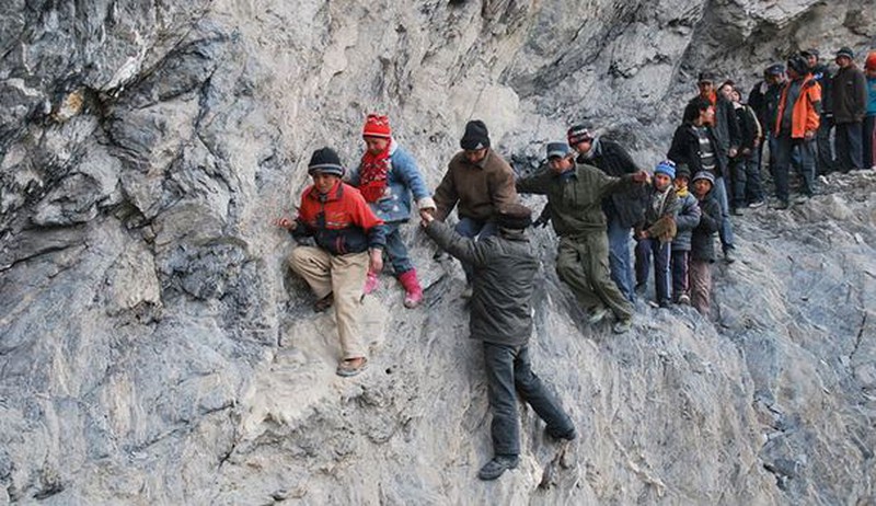 Đến trường trên những con đường nguy hiểm nhất hành tinh - ảnh 1