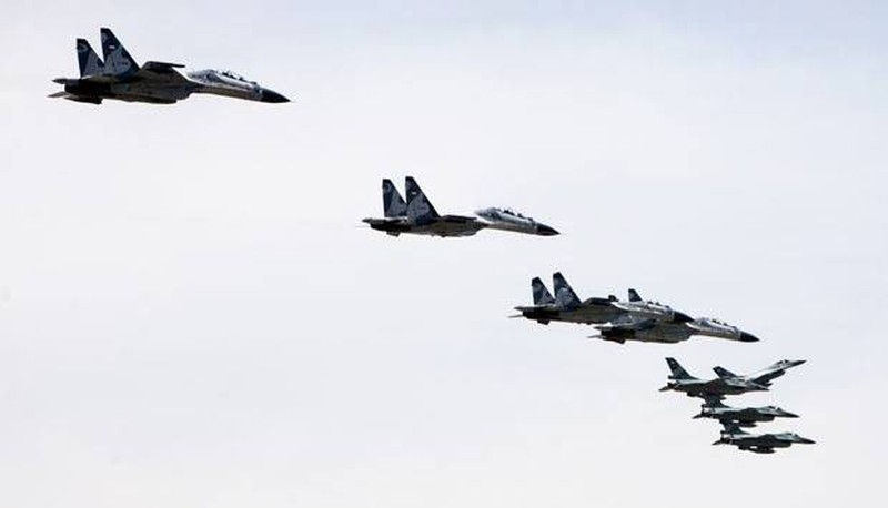 Indonesia duyệt binh hoành tráng khoe vũ khí Mỹ, Nga, Đức, TQ... - ảnh 15