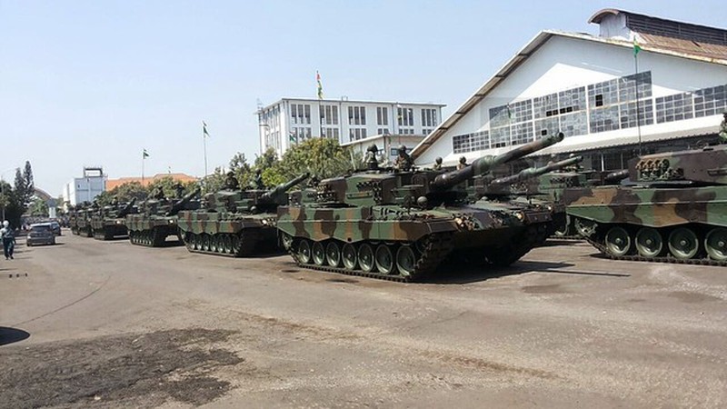 Indonesia duyệt binh hoành tráng khoe vũ khí Mỹ, Nga, Đức, TQ... - ảnh 20