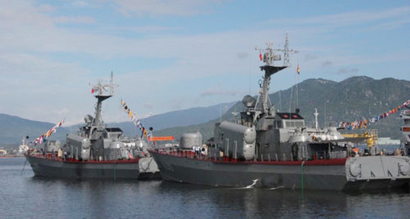 Tàu Đinh Tiên Hoàng dẫn đầu biên đội hải quân huấn luyện trên biển - ảnh 1