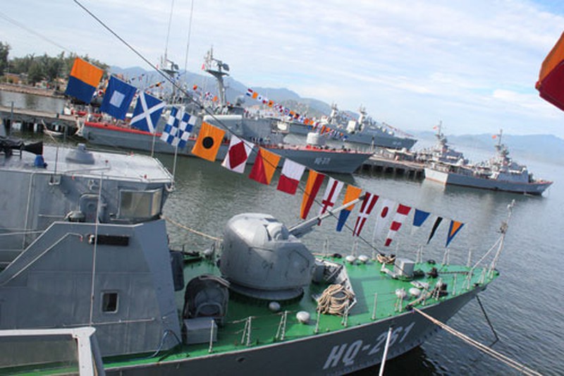 Tàu Đinh Tiên Hoàng dẫn đầu biên đội hải quân huấn luyện trên biển - ảnh 2