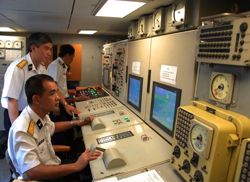 Tàu Đinh Tiên Hoàng dẫn đầu biên đội hải quân huấn luyện trên biển - ảnh 10