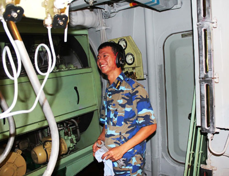 Tàu Đinh Tiên Hoàng dẫn đầu biên đội hải quân huấn luyện trên biển - ảnh 11