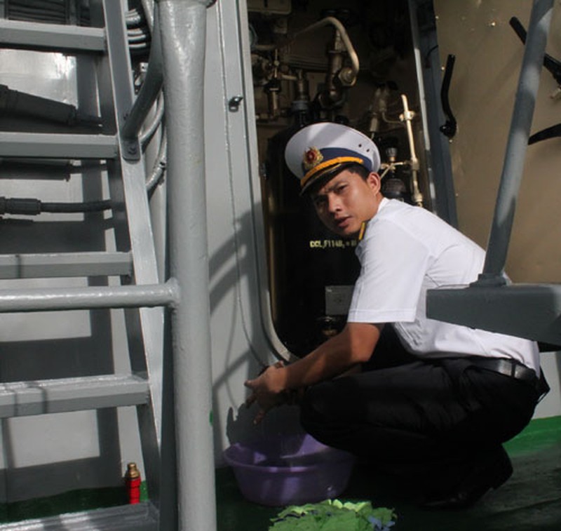 Tàu Đinh Tiên Hoàng dẫn đầu biên đội hải quân huấn luyện trên biển - ảnh 12