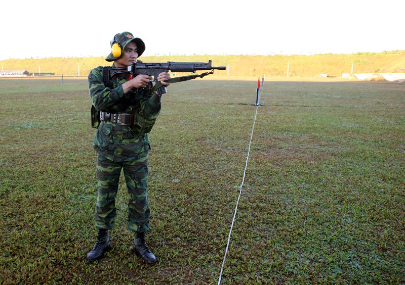 Các tư thế đứng, nằm, ngồi bắn súng trường tiêu chuẩn - ảnh 2