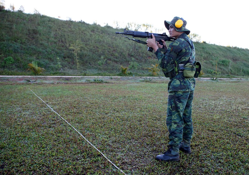Các tư thế đứng, nằm, ngồi bắn súng trường tiêu chuẩn - ảnh 3