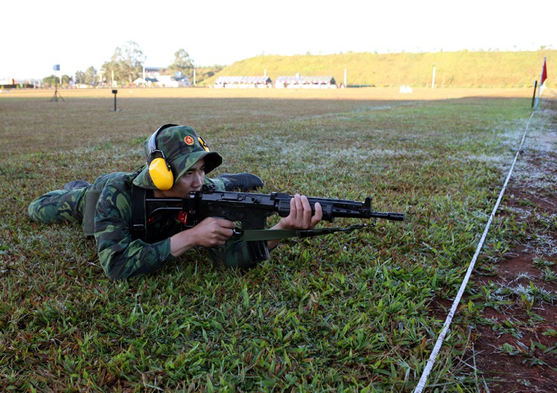 Các tư thế đứng, nằm, ngồi bắn súng trường tiêu chuẩn - ảnh 5