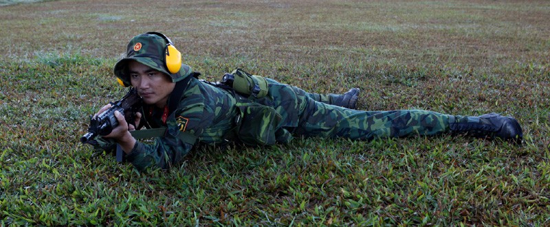 Các tư thế đứng, nằm, ngồi bắn súng trường tiêu chuẩn - ảnh 4