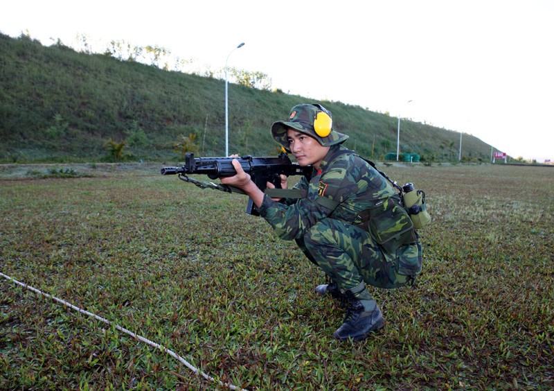 Các tư thế đứng, nằm, ngồi bắn súng trường tiêu chuẩn - ảnh 8