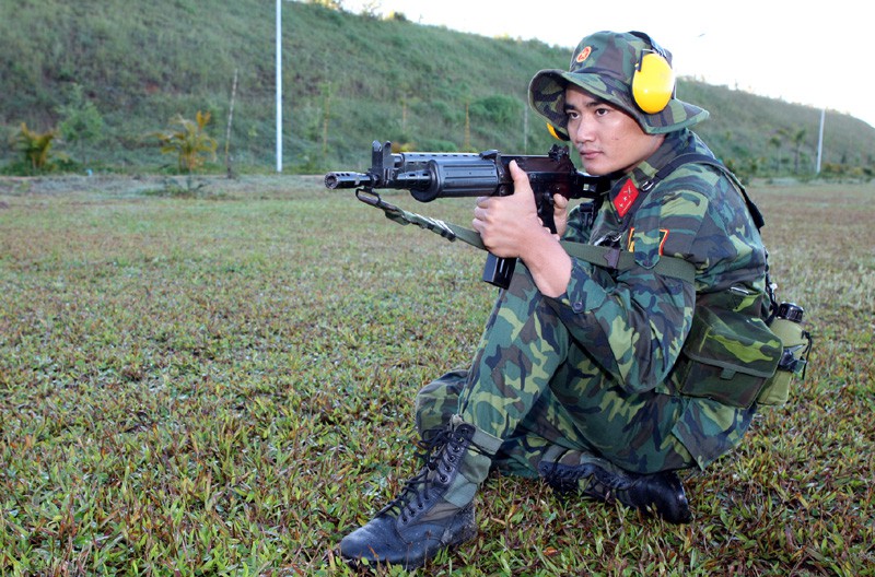 Các tư thế đứng, nằm, ngồi bắn súng trường tiêu chuẩn - ảnh 6