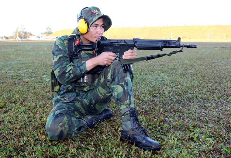 Các tư thế đứng, nằm, ngồi bắn súng trường tiêu chuẩn - ảnh 7