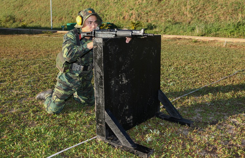 Các tư thế đứng, nằm, ngồi bắn súng trường tiêu chuẩn - ảnh 11