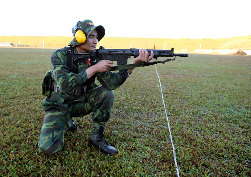 Các tư thế đứng, nằm, ngồi bắn súng trường tiêu chuẩn - ảnh 9