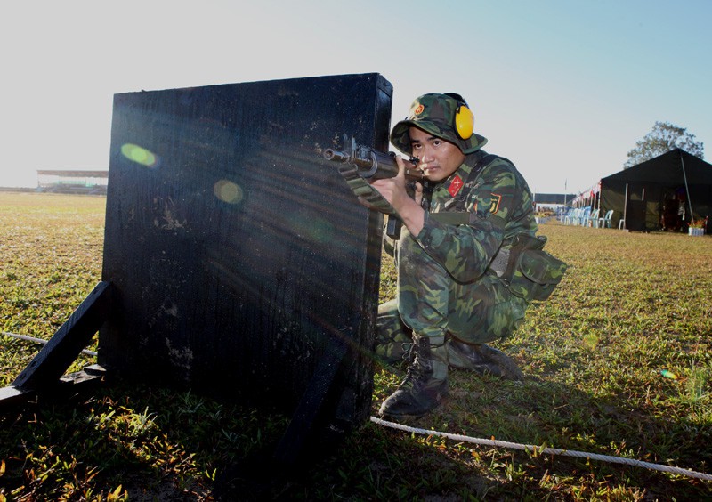 Các tư thế đứng, nằm, ngồi bắn súng trường tiêu chuẩn - ảnh 12