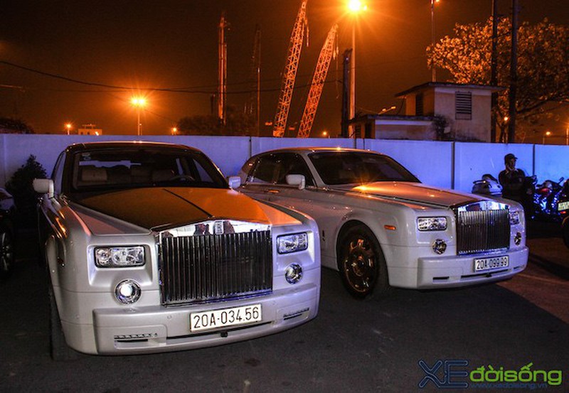 Đại gia Thái Nguyên khoe cặp Rolls-Royce Phantom mạ vàng tại Hà Nội - ảnh 1