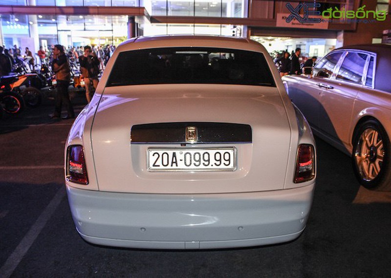 Đại gia Thái Nguyên khoe cặp Rolls-Royce Phantom mạ vàng tại Hà Nội - ảnh 3