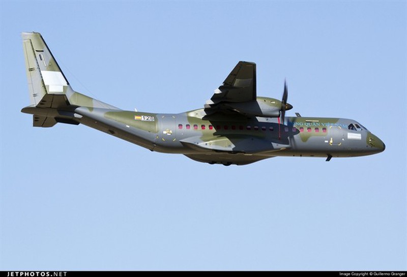 Máy bay vận tải quân sự C-295M thứ ba của Việt Nam bay thử nghiệm - ảnh 4