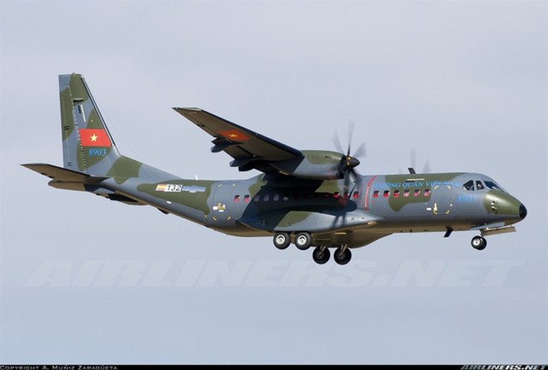 Máy bay vận tải quân sự C-295M thứ ba của Việt Nam bay thử nghiệm - ảnh 2