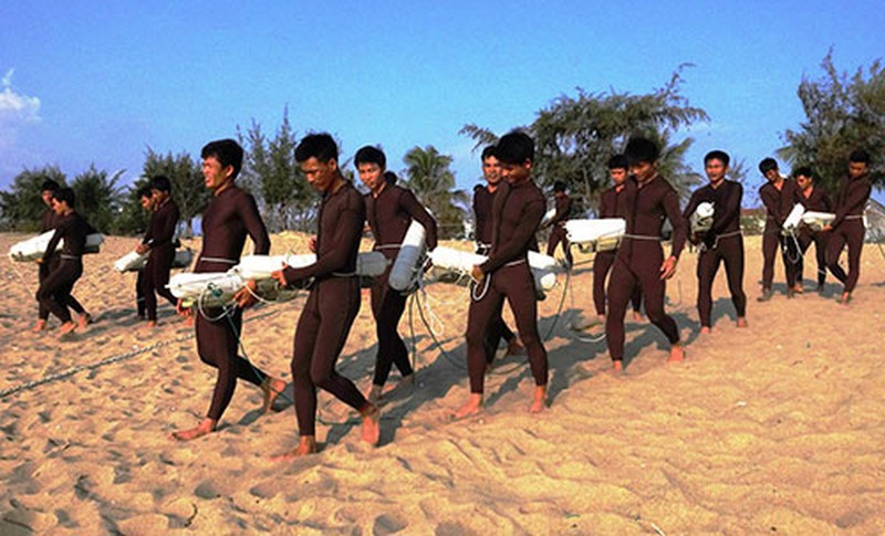 Đặc công nước khổ luyện nơi biển biếc - ảnh 4