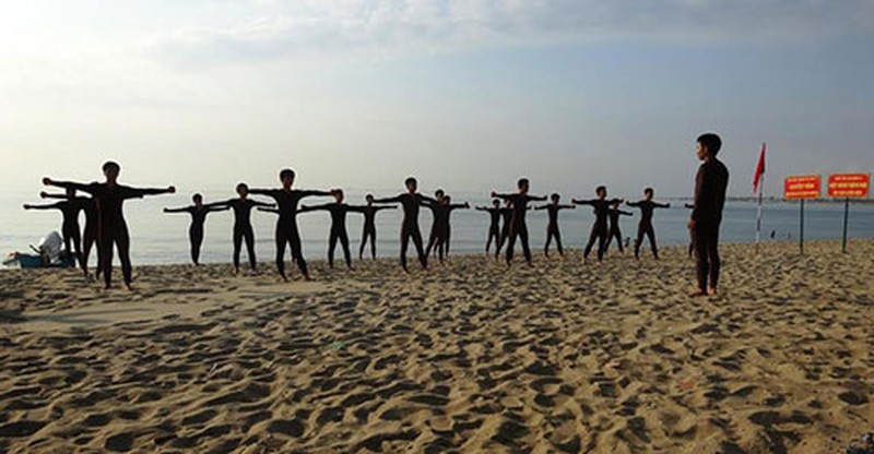 Đặc công nước khổ luyện nơi biển biếc - ảnh 1