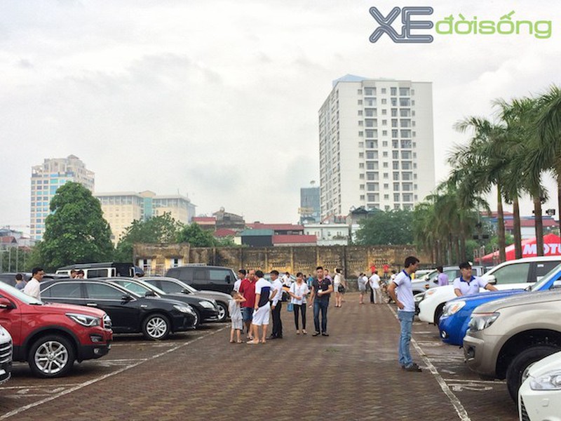 Lần đầu tiên có chợ bán ô tô như bán rau ở Hà Nội - ảnh 1