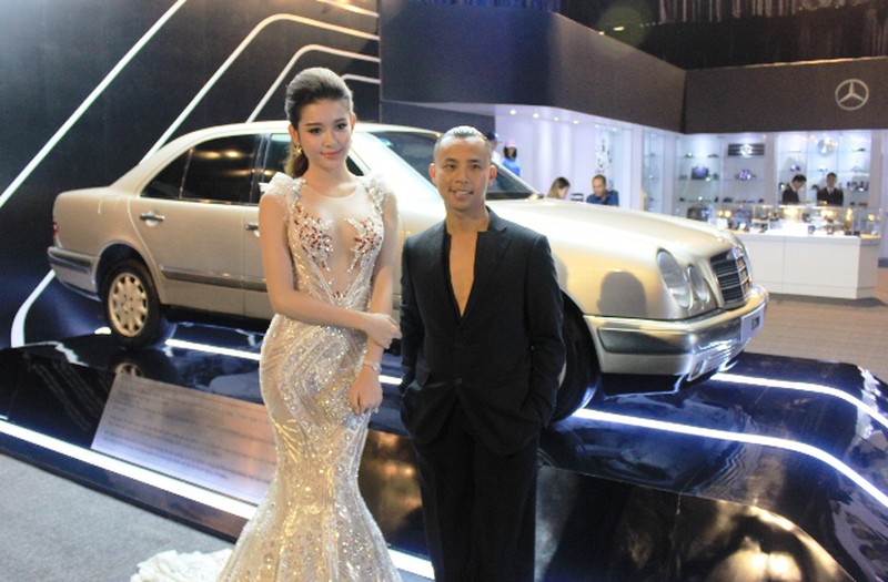 Mercedes-Benz khoe xe 19 năm vẫn chạy tốt tại Fashion Week 2015 - ảnh 1
